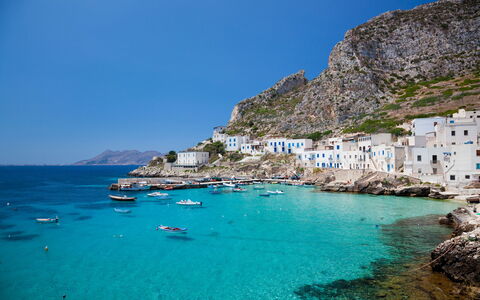 Waar steen en zee elkaar ontmoeten – een tijdloos verhaal van mediterrane schoonheid