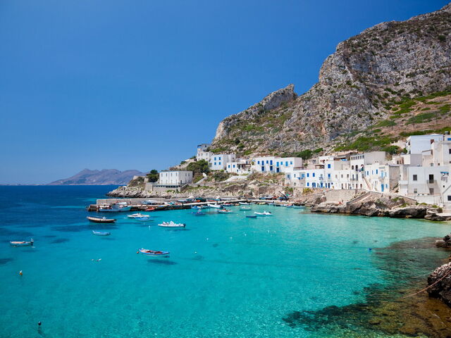 Waar steen en zee elkaar ontmoeten – een tijdloos verhaal van mediterrane schoonheid