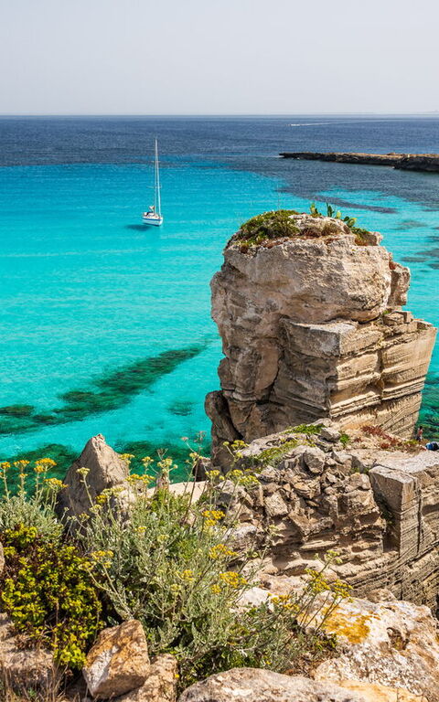 Het verborgen juweel van de Egadische eilanden, waar ongerepte wateren tijdloze charme omarmen.