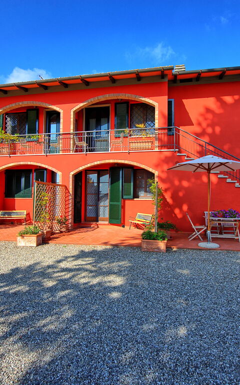 Casa Rossa: Buitenkanten, Buitenshuis