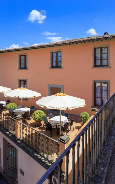 Palazzo a Greve: Buitenkanten, Buitenshuis