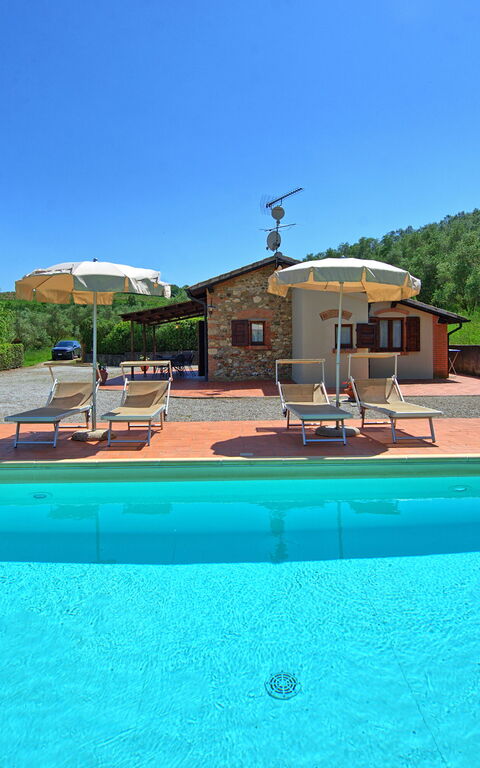 Cuccardino: Buitenshuis, zwembad