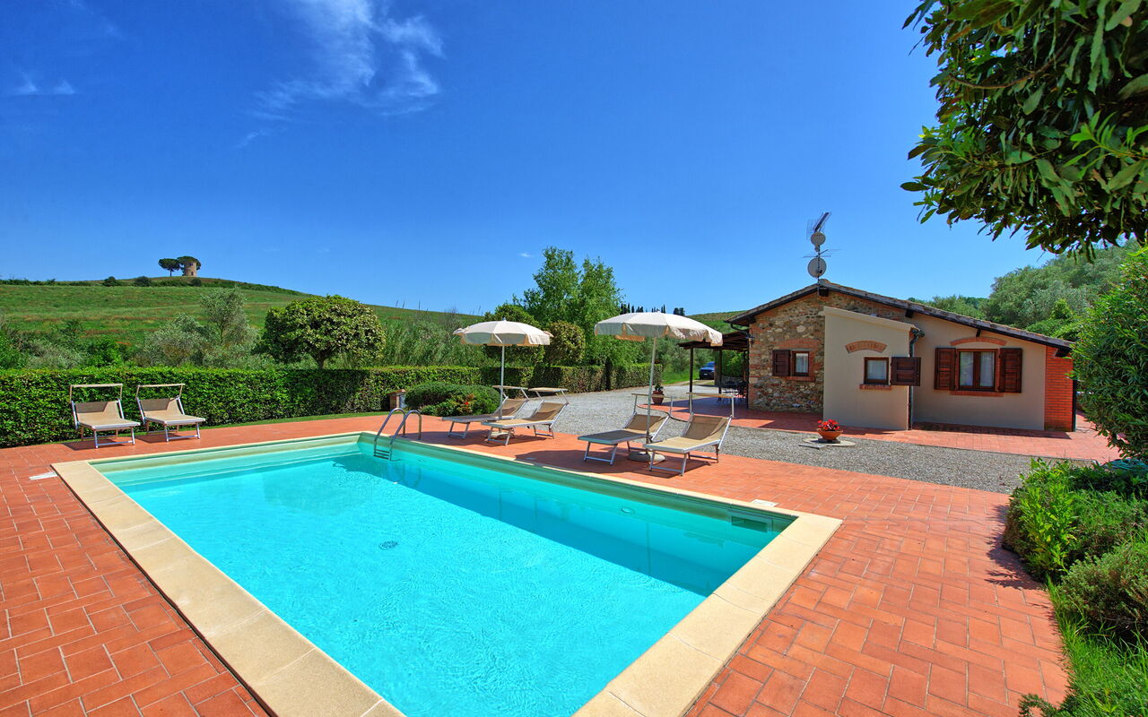 Cuccardino: Buitenshuis, zwembad