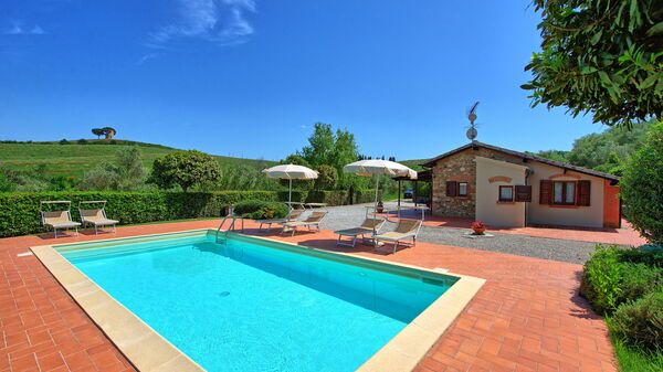 Cuccardino: Buitenshuis, zwembad