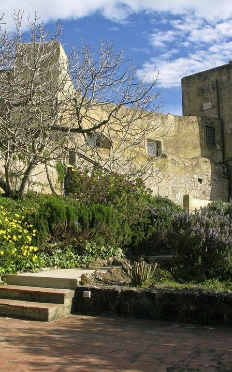 Presidio: Buitenkanten, Buitenshuis