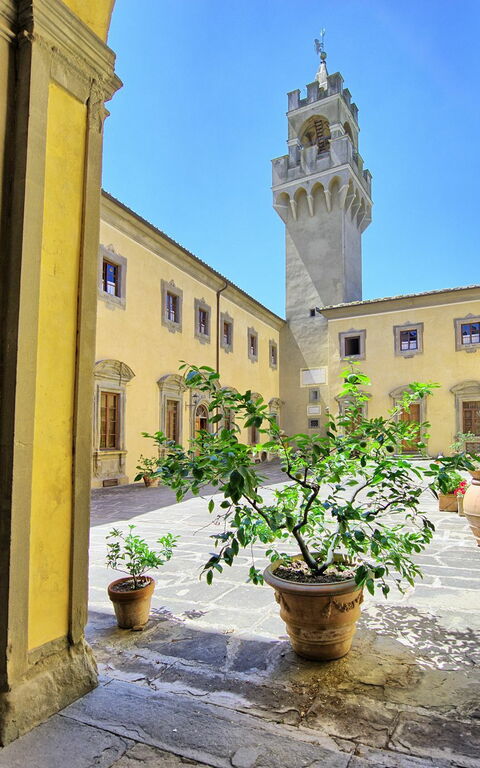 Montegufoni: Buitenkanten, Buitenshuis