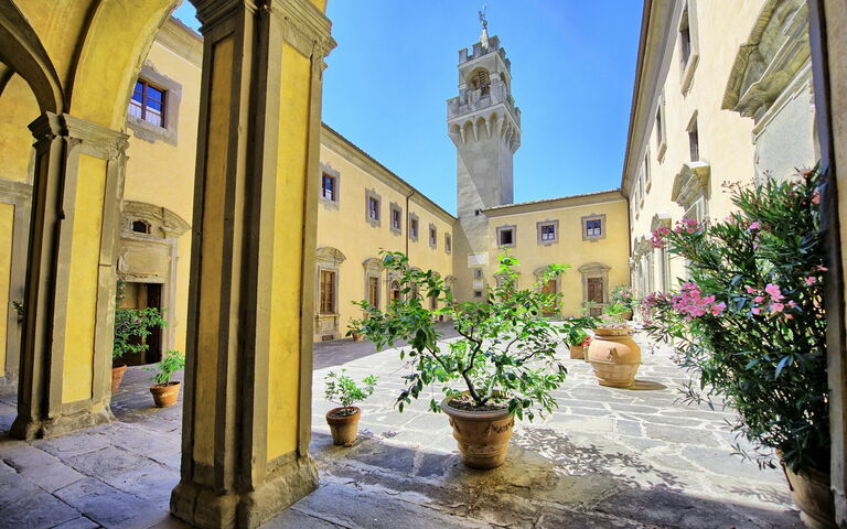 Montegufoni: Buitenkanten, Buitenshuis