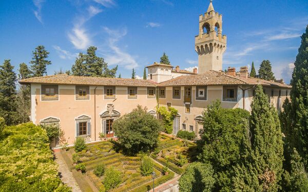 Montegufoni: Buitenkanten, Buitenshuis, Keer bekeken