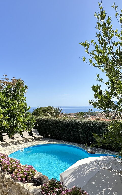 Castellammare: Buitenkanten, Keer bekeken, zwembad