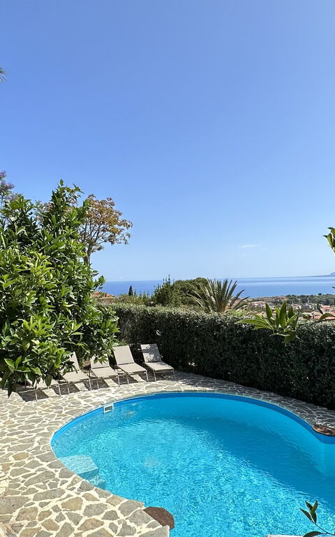 Castellammare: Buitenkanten, Keer bekeken, zwembad