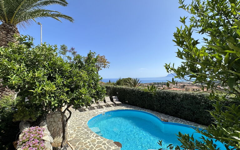 Castellammare: Buitenkanten, Keer bekeken, zwembad