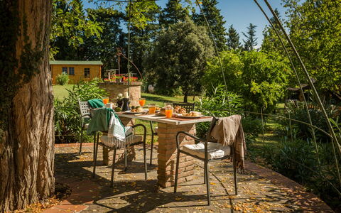 Accommodatie Montelopio 4: Buitenshuis, Tuin