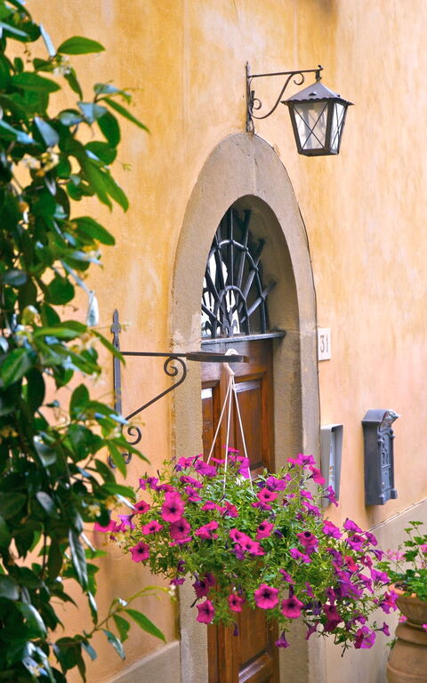 Santo Agostino: Buitenkanten, Buitenshuis