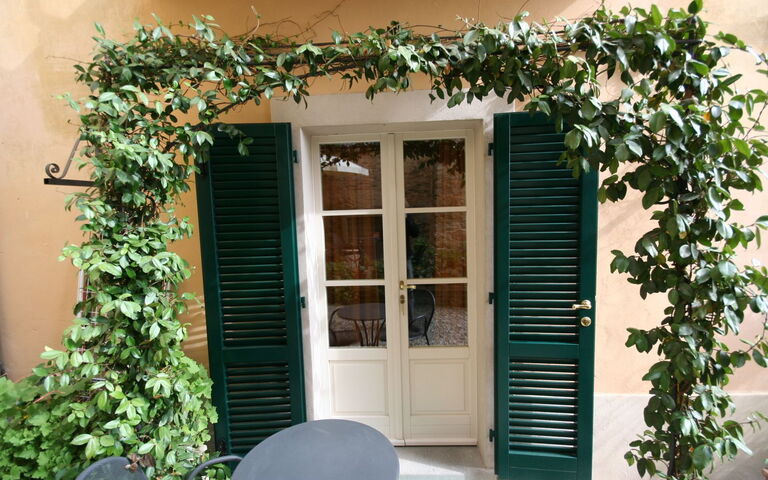 Santo Agostino: Buitenkanten, Buitenshuis