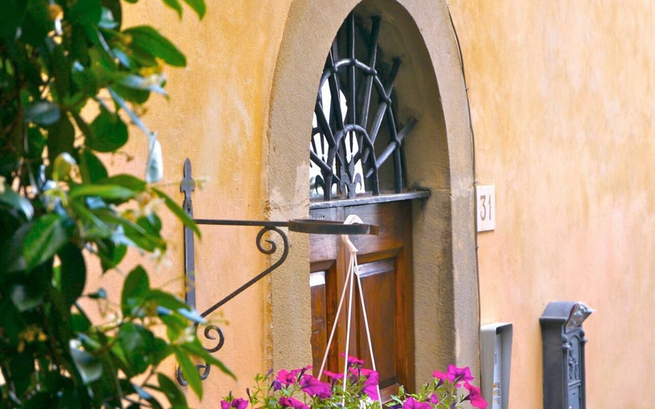 Santo Agostino: Buitenkanten, Buitenshuis