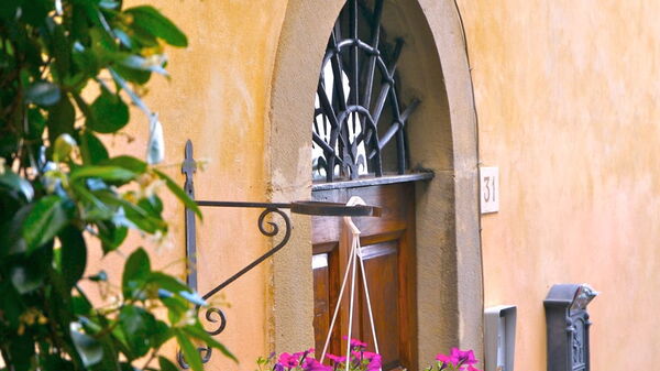 Santo Agostino: Buitenkanten, Buitenshuis