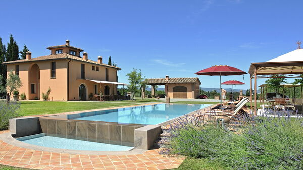 Villa Insoglio: Buitenshuis, zwembad