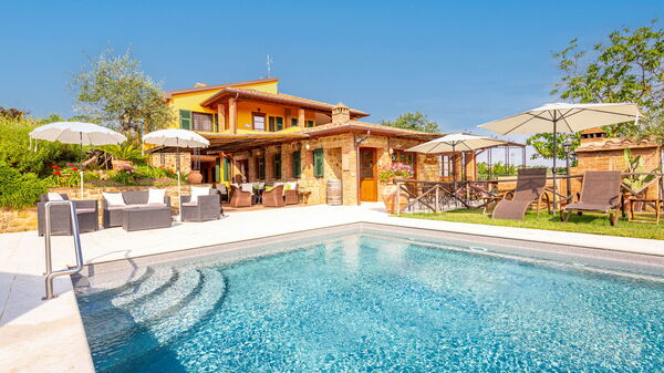 Villa Amadeo: Buitenkanten, Buitenshuis, Tuin, Zomer, zwembad