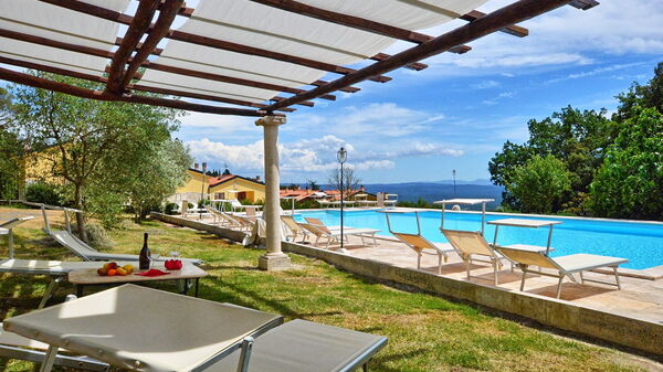 Le Querciolaie: Tuin, zwembad