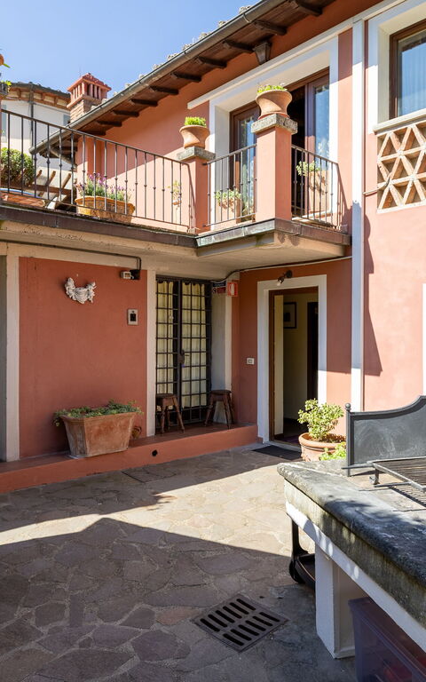 Casa Vania: Buitenkanten, Buitenshuis