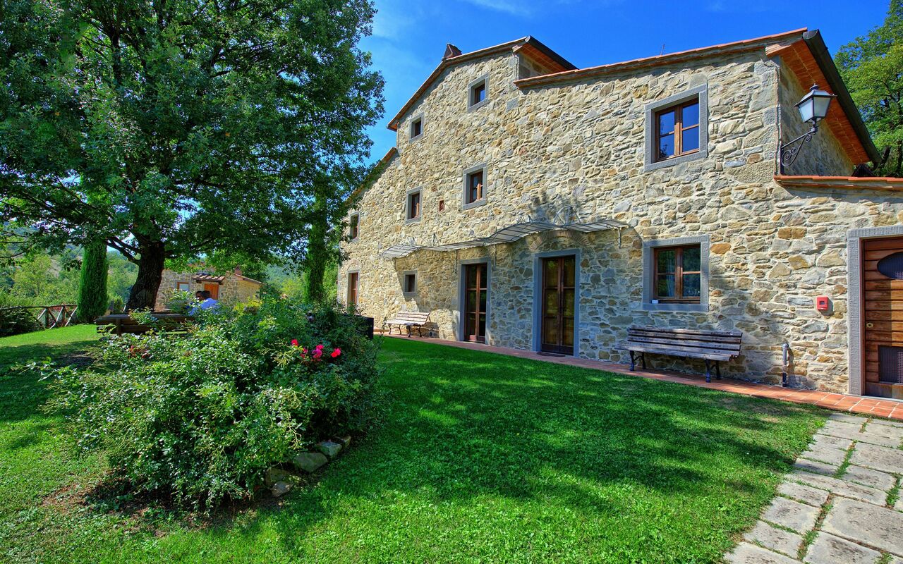 Villa Casentino: Buitenshuis, Tuin, zwembad