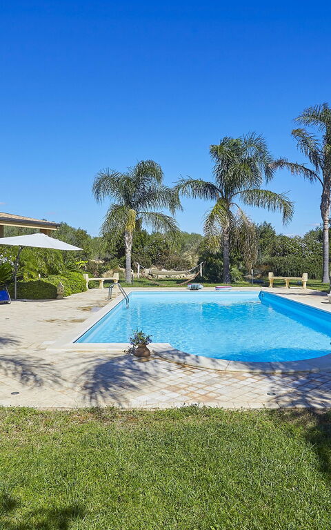 Villa Oasi: Tuin, zwembad