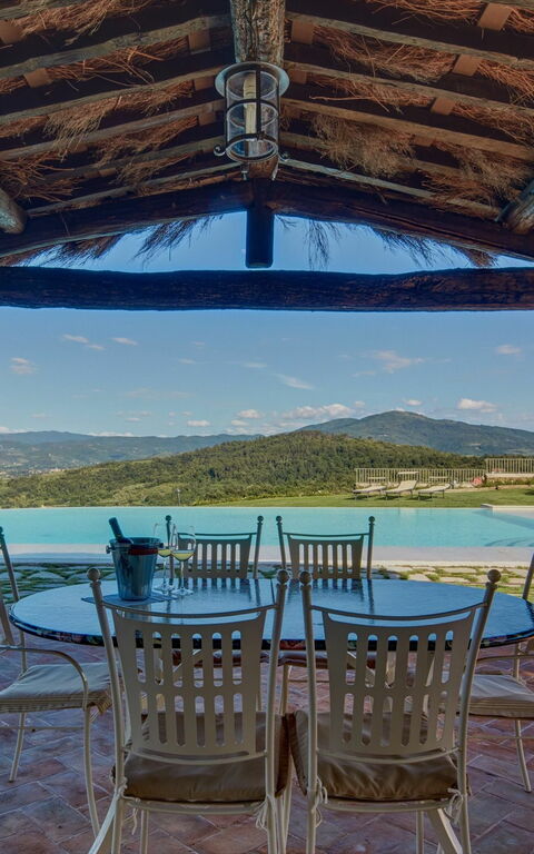 Villa Agazzi: Balkon / terras / patio, zwembad