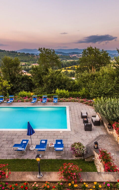 Palazzo Rosadi: Buitenshuis, zwembad