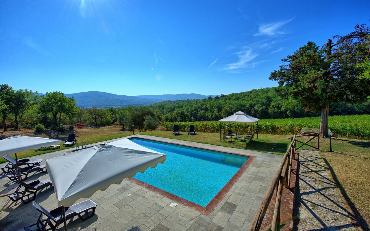 Casavecchia: Keer bekeken, Zomer, zwembad