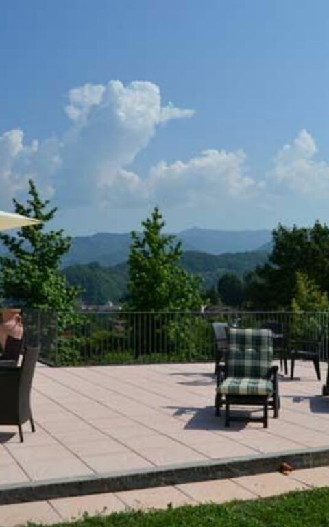 Villa Il Nido: Balkon / terras / patio, Tuin