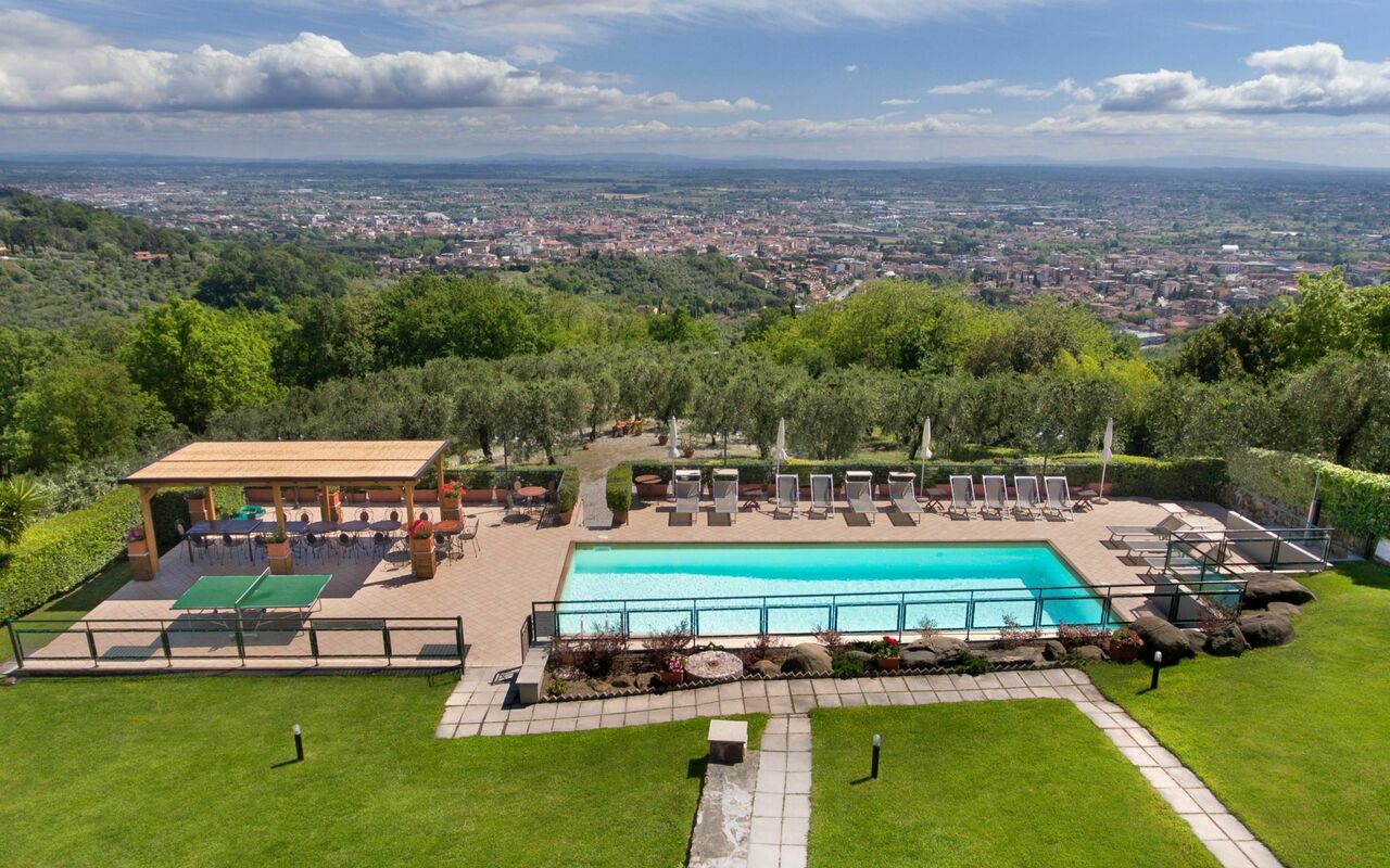 Villa Le Ferrette: Keer bekeken, Tuin, zwembad