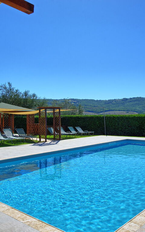 Cerretalta: Keer bekeken, Zomer, zwembad