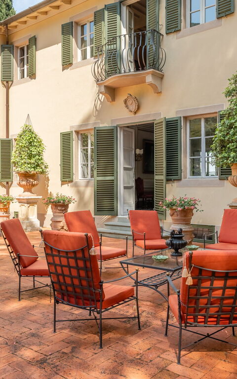 Villa De Ranieri: Buitenkanten, Buitenshuis