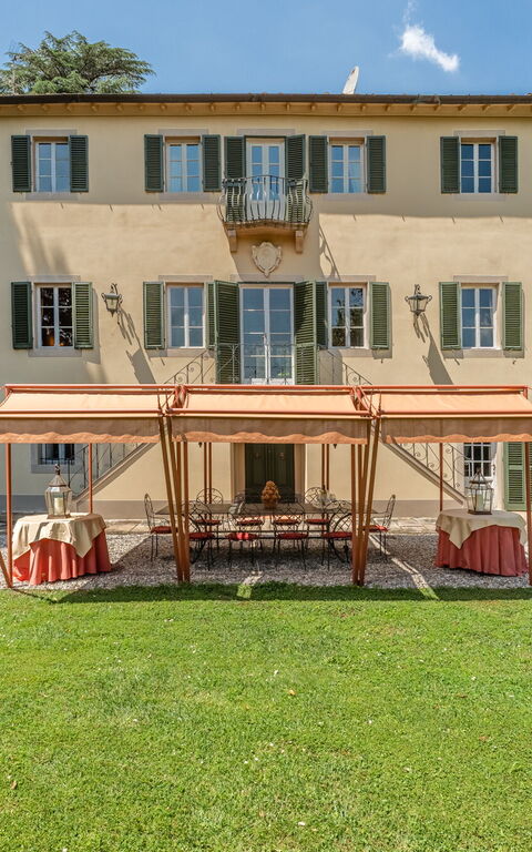 Villa De Ranieri: Buitenkanten, Buitenshuis