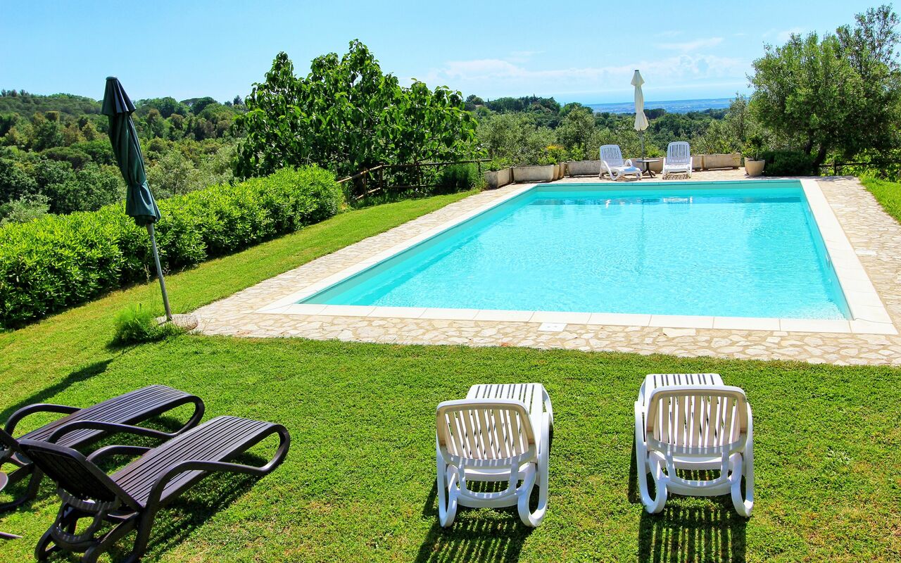 Guardistallo: Tuin, zwembad