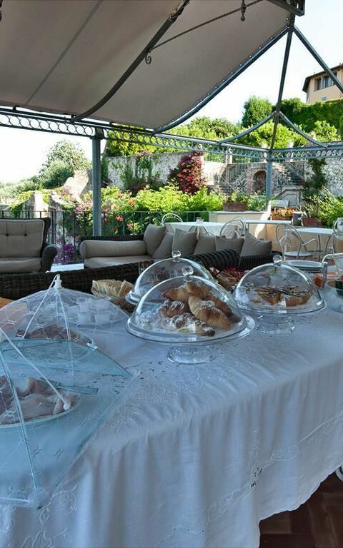 Villa Camaiore: Balkon / terras / patio, Eten