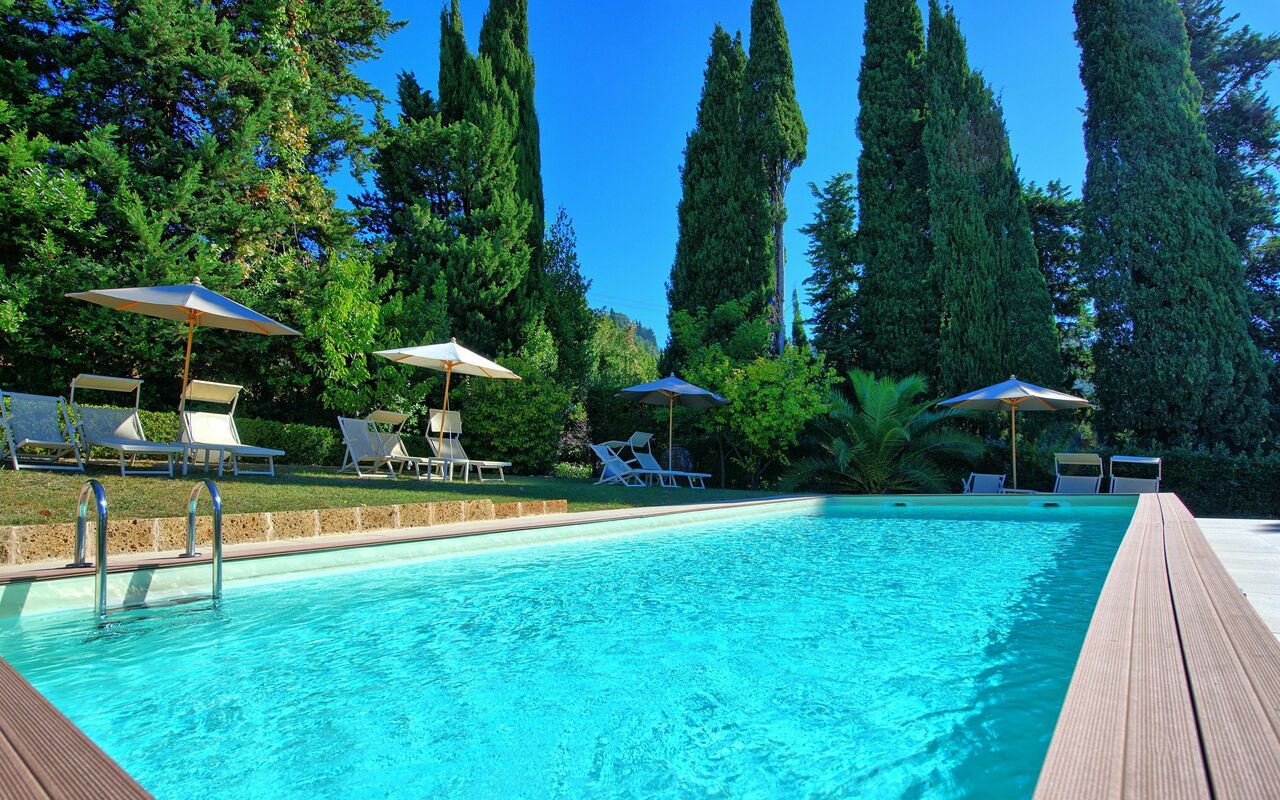 Villa Camaiore: Tuin, zwembad