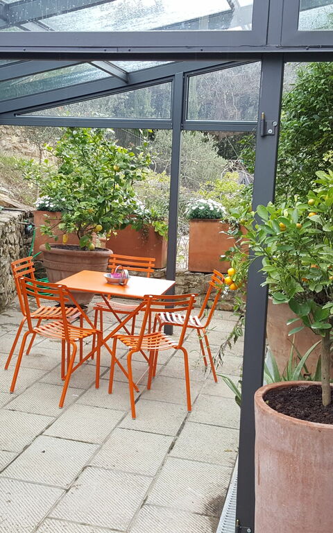 Villa Nova: Buitenkanten, Buitenshuis