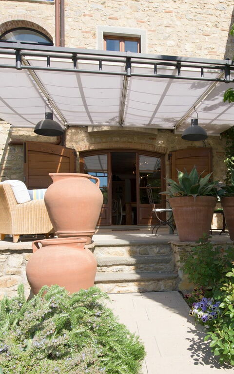 Villa Nova: Buitenkanten, Buitenshuis