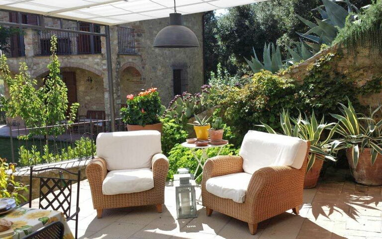 Villa Nova: Buitenkanten, Buitenshuis