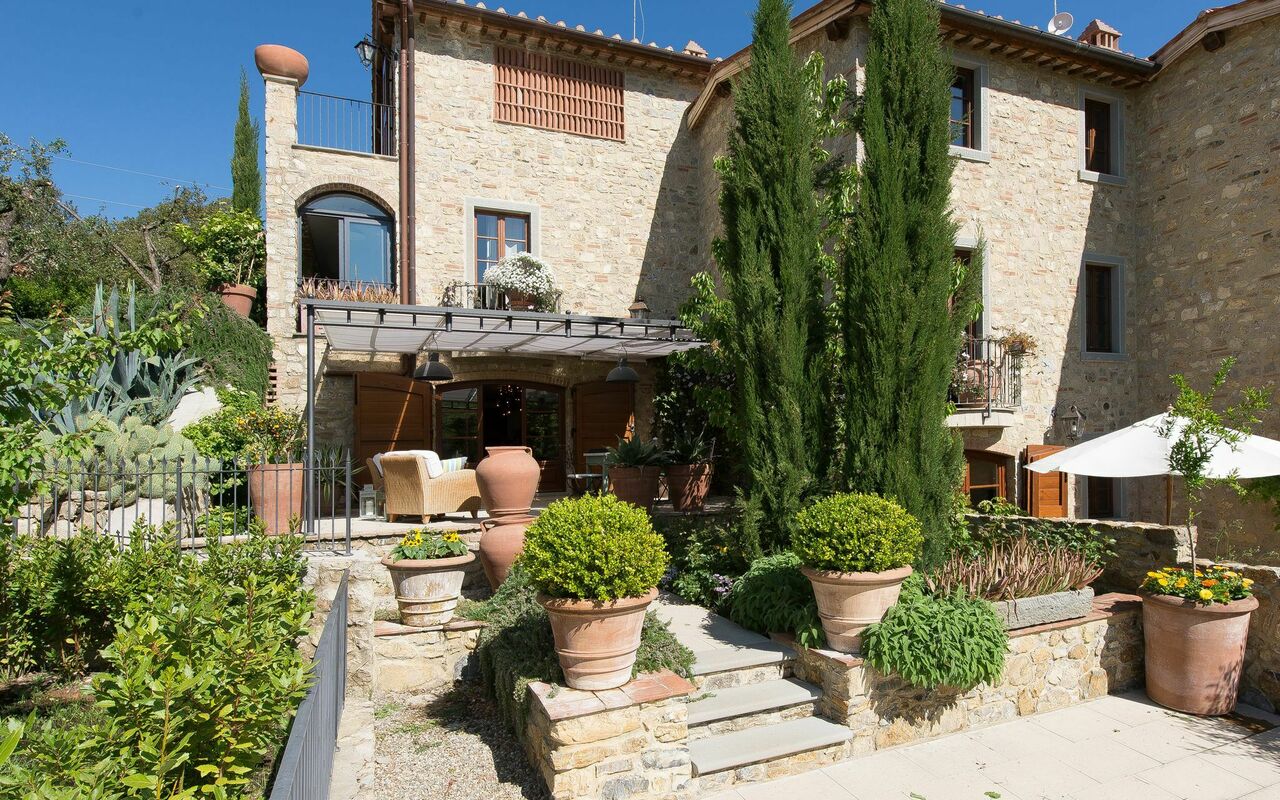 Villa Nova: Buitenkanten, Buitenshuis