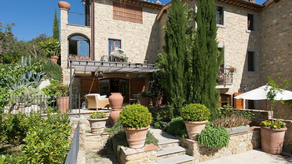 Villa Nova: Buitenkanten, Buitenshuis