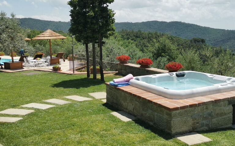 Villa Noceta: Tuin, zwembad