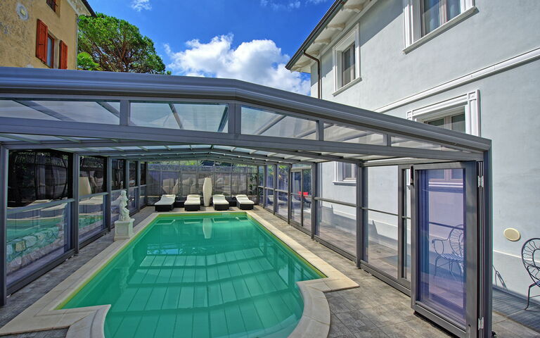 Villa Raffaela: Buitenshuis, zwembad