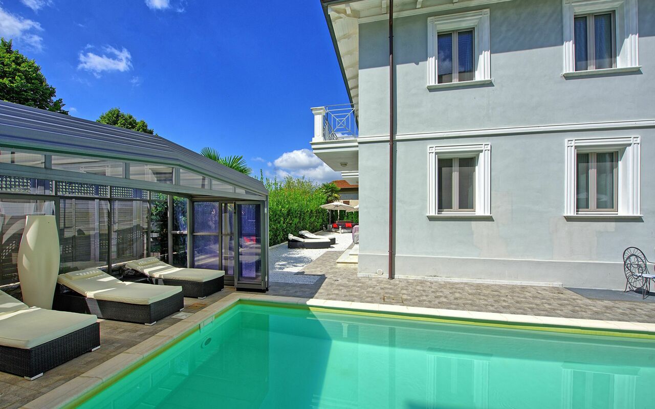 Villa Raffaela: Buitenshuis, zwembad