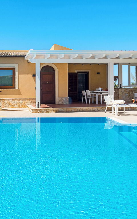 Afrodite: Buitenkanten, Buitenshuis, zwembad