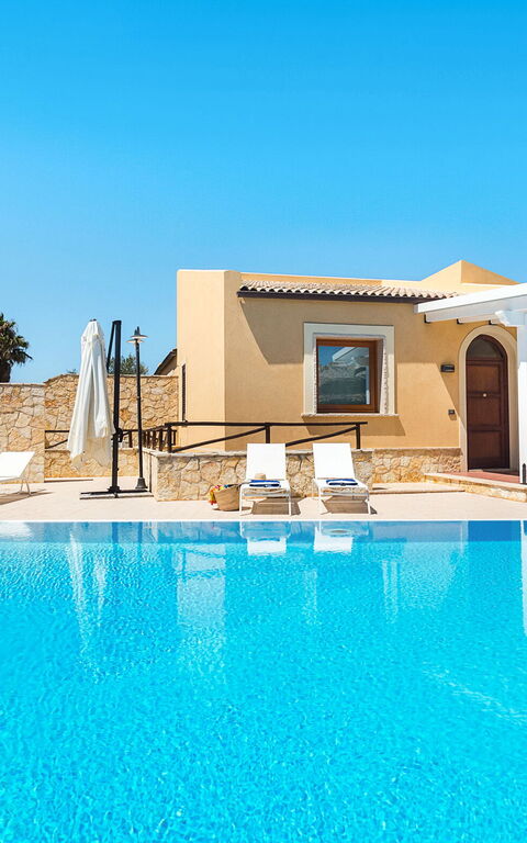 Afrodite: Buitenkanten, Buitenshuis, zwembad