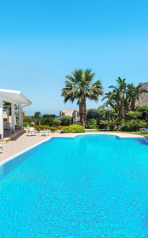 Afrodite: Buitenshuis, Zomer, zwembad