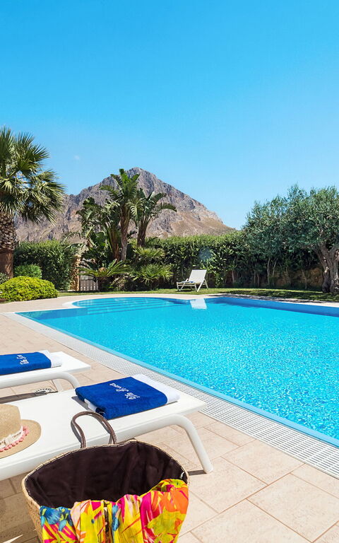 Afrodite: Buitenshuis, Zomer, zwembad