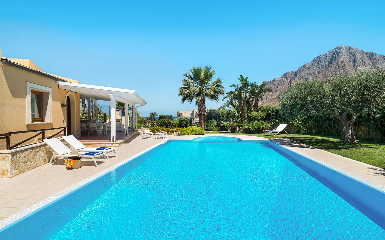 Afrodite: Buitenshuis, Zomer, zwembad